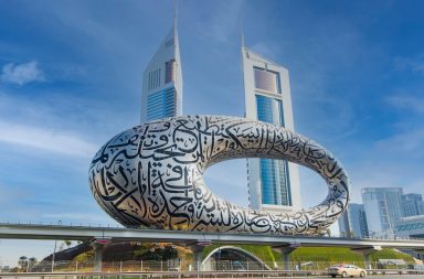 أعاد الذكاء الاصطناعي تصوّر بناء متحف المستقبل في الإمارات عبر عدة صور توضيحية، ودعا المتحف إلى اختيار الصورة الأفضل منهم