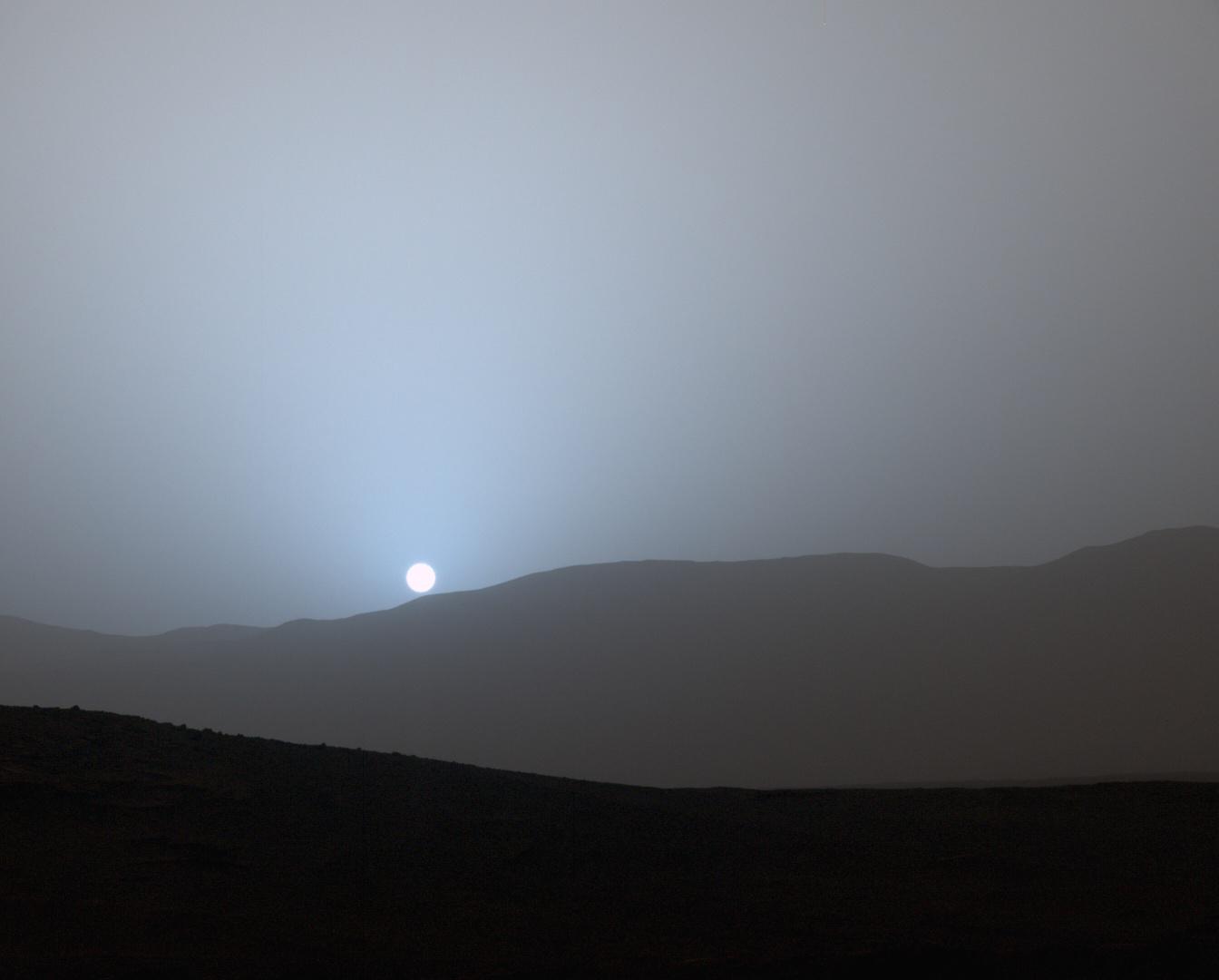 المركبة الفضائية بيرسفيرنس تلتقط صورة رائعة لغروب الشمس الأزرق على سطح المريخ