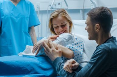 ما استطبابات الولادة القيصرية؟ ما مدى شيوع الولادة القيصرية؟ ماذا يحدث في أثناء العملية القيصرية؟ ما الذي يسبب ألمًا أكبر: الولادة الطبيعية أم القيصرية ؟
