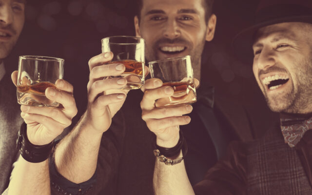 10 خرافات حول شرب الكحول يجب التوقف عن تكرارها