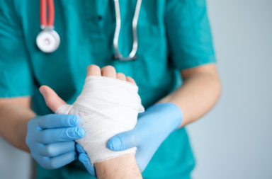 علاج وتقييم حالات إصابات اليد المختلفة - أعراض وأسباب أشهر إصابات اليد ونصائح للعناية بها - أسباب الإصابة بالداحس وكيفية علاجه