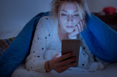 الضوء الأزرق بريء من تهمة إرهاق العينين، فما المسؤول - سبب قلة النوم وتوتر العين - الأجهزة الإلكترونية الشخصية - الأطوال الموجية القصيرة