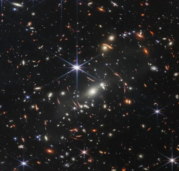 تعرض هذه الصورة آلاف المجرات التي بعثت هذا الضوء منذ أكثر من 13 مليار سنة. 