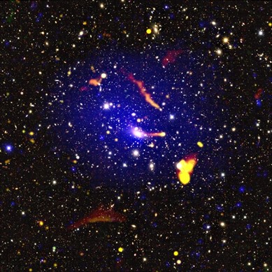 نرى صورة العنقود المجرّي المتصادم Abell 3266 عبر الطيف الكهرومغناطيسي، بعد جمع البيانات باستخدام تليسكوب ASKAP و ATCA (ألوانها: أحمر/برتقالي/أصفر)، وتليسكوب XMM-Newton (اللون الأزرق)، ونتائج استبيان الطاقة المظلمةDark Energy Survey (الخريطة الموجودة في الخلفية). 