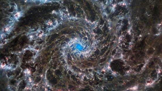 الصورة المُلتقطة لمجرة الشبح بوساطة تلسكوب جيمس ويب. يُمكن رؤية قلب المجرة. (عمل على الصورة ESA/Web, NASA & CSA, J. Lee وفريق PHANGES-JWST)