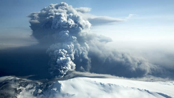سحابة من المادة البركانية ترتفع من بركان Eyjafjallajokull المتفجر في 18 أبريل 2010 في Eyjafjallajokull ، آيسلندا. الحقوق: NordicPhotos / Contributor / Getty Images