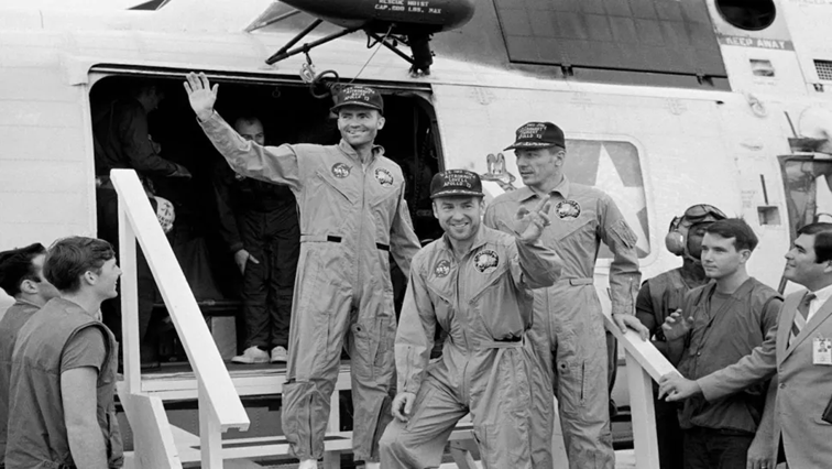 من اليسار إلى اليمين أفراد طاقم مهمة أبولو 13 بعد نزولهم الاضطراري في جنوب المحيط الهادئ في 17 أبريل 1970: فريد هايس وجيمس لوفيل وجون سويجيرت