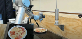 الروبوت المتذوق يؤدي عمله فوق صحن من البيض والطماطم
