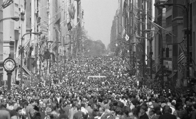 حشود تتظاهر في يوم الأرض عام 1970
