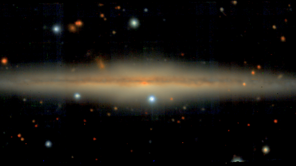 مجرة UGC 10738، تمت رؤيتها عرضيًا بواسطة التلسكوب الكبير جدًا (VLT) التابع للمرصد الأوربي الجنوبي في تشيلي، تظهر القرصين المختلفين: السميك والرفيع. المصدر: Jesse van de Sande/European Southern Observatory