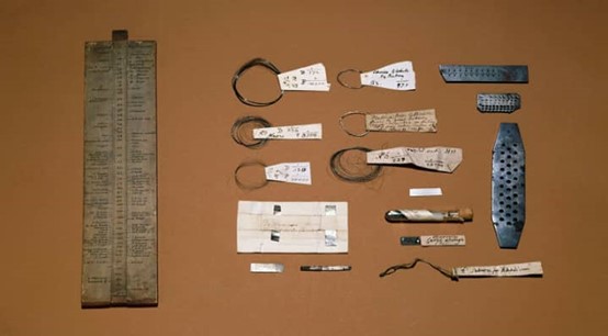 كان وليام هايد ولاستون مكتشف الروديوم والبلاديوم «1766-1828» رائدًا في مجال ميتالوجيا المساحيق، وتوضح الصورة بعض مقتنياته، مثل مسطرة التكافؤ الكيميائي، وعينات من البلاتين والبلاديوم والروديوم، مع القوالب المعدنية، التي تستخدم في سحب الأسلاك.