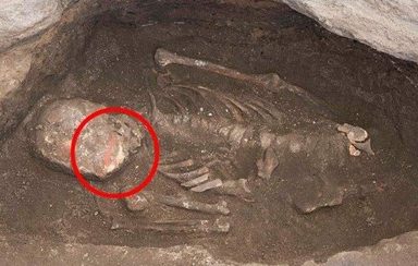 اكتشاف ألوان على عظام الجثث في إحدى أقدم مدن العالم - فحص الباحثون بقايا الهياكل العظمية لسكان كاتال هويوك القدامى واكتشفوا وجود أصباغ عليها