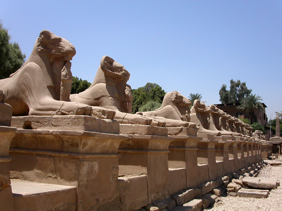 تمثال أبو الهول - تمثال عظيم يقع في منطقة الجيزة في مصر قرب هرم الجيزة الأكبر - أحد أكبر الصروح في العالم وإحدى البقايا الأثرية المميزة للمصريين القدماء