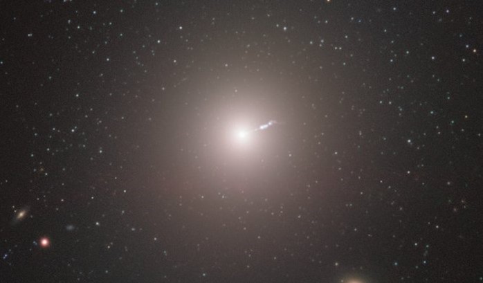 صورة المقراب الكبير للمجرة M87، تظهر نفثة الثقب الأسود نحو اليمين