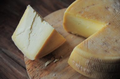كيف طور البشر أنواعًا مختلفة للجبنة من الحليب؟ ما هي المكونات الغذائية التي تقدمها الجبنة؟ ما هي كميات الدسم والبروتين التي تحتويها الجبنة