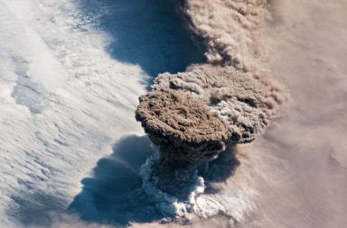 ثار بركان ريكوك Raikoke الواقع على جزر كوريل Kuril في 22 حزيران من 2019 مرسلًا إلى أعلى الغلاف الجوي سحابةً ضخمةً من الرماد