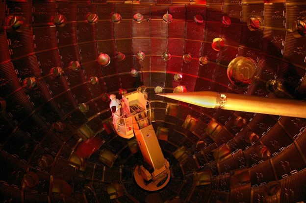 الغرفة المستخدمة في تجارب الاندماج النووي في مختبر لورانس ليفرمور الوطني. حقوق الصورة: «LLNL/Flickr»