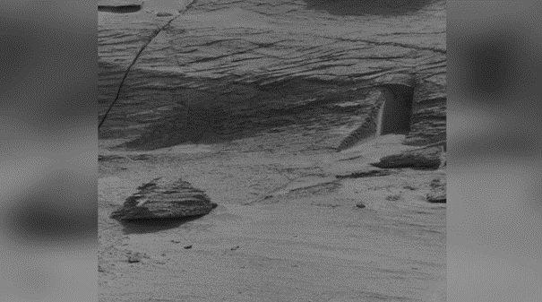 التقطت كاميرا ماست الخاصة بمركبة كيوريوسيتي المتجولة على المريخ، هذه الصورة المثيرة للاهتمام للكوكب الأحمر، التي تظهر بنية «مدخل»، بتاريخ 7 مايو 2022، أو اليوم المريخي 3466