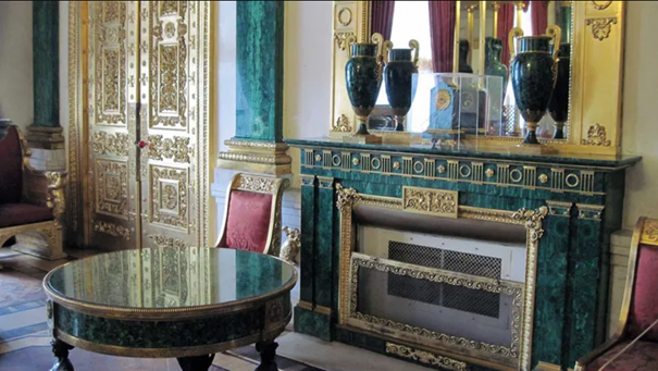 غرفة المالاكيت في قصر الشتاء في متحف الأرميتاج الحكومي الروسي، الاستخدام الأشهر للمالاكيت سطحًا زخرفيًا