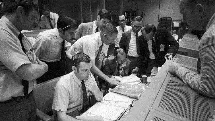 مجموعة من فريق مراقبة عمليات مهمة أبولو 13 في غرفة التحكم بوكالة ناسا