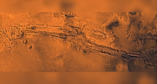 حدث اثنان من أكبر الزلازل المسجلة على سطح المريخ في فالس مارينريس، وهي شبكة من الأخاديد، توضحها هذه الصورة الملونة