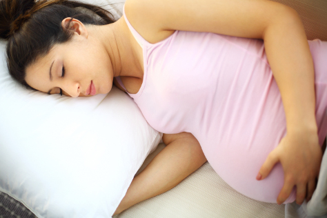 ما هي أفضل وضعية نوم للمرأة الحامل؟