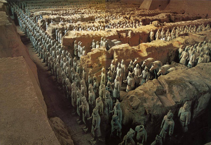 مدافن سلالة تشين في مدينة تشان - مخبأ يحوي تماثيل مصنوعة من الصلصال بأحجام حقيقية لجنود فيما عرف لاحقًا بأنه مجمع دفن الإمبراطور الأول من سلالة تشين 