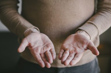 تنبع فكرة أن أطوال الأصابع البشرية تكشف الكثير من عمل عالم الأحياء التطوري جون مانينغ، لكن ما مدى صحة نظرية ربط نسب الأصابع بالشخصية؟