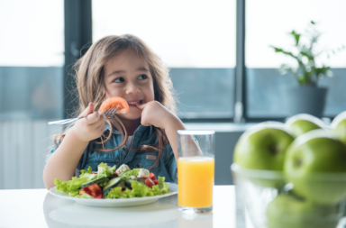 معلومات ونصائح حول احتياجات طفلك الغذائية بعمر سنة إلى 3 سنوات - الأطعمة التي يفضل تناولها من قبل الأطفال من عمر السنتين إلى الثلاث سنوات