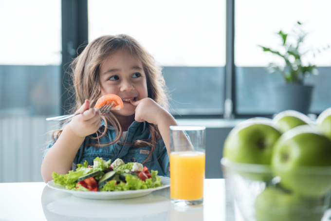 معلومات ونصائح حول احتياجات طفلك الغذائية بعمر سنة إلى 3 سنوات