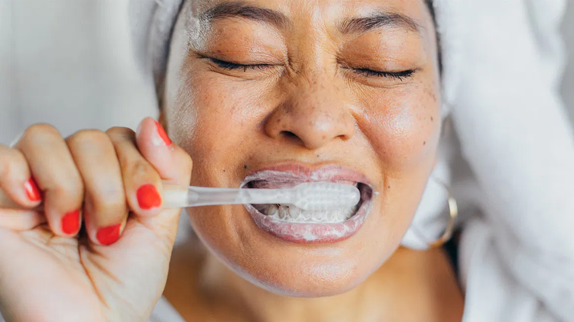 كيف تنظف أسنانك بطريقة صحيحة - تنظيف أسنانك - فُرشاة الأسنان - أكثر تقنيات تنظيف الأسنان فعالية - الاعتناء وغسيل أسنانك بانتظام