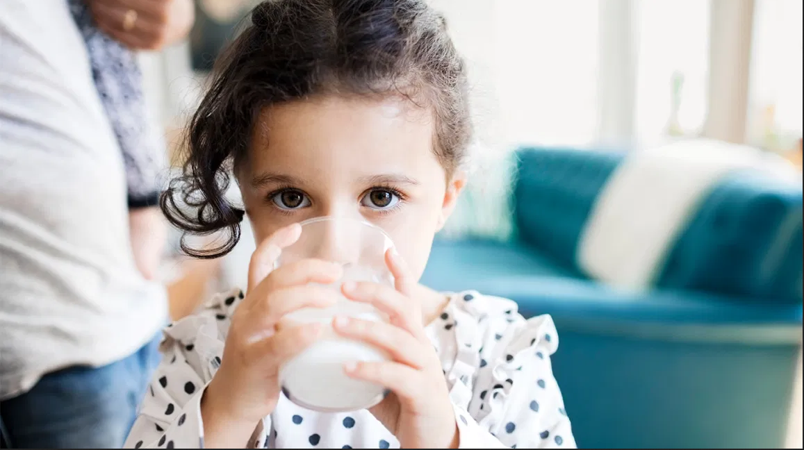 هل يساعد الحليب الأطفال على النمو فعلاً؟
