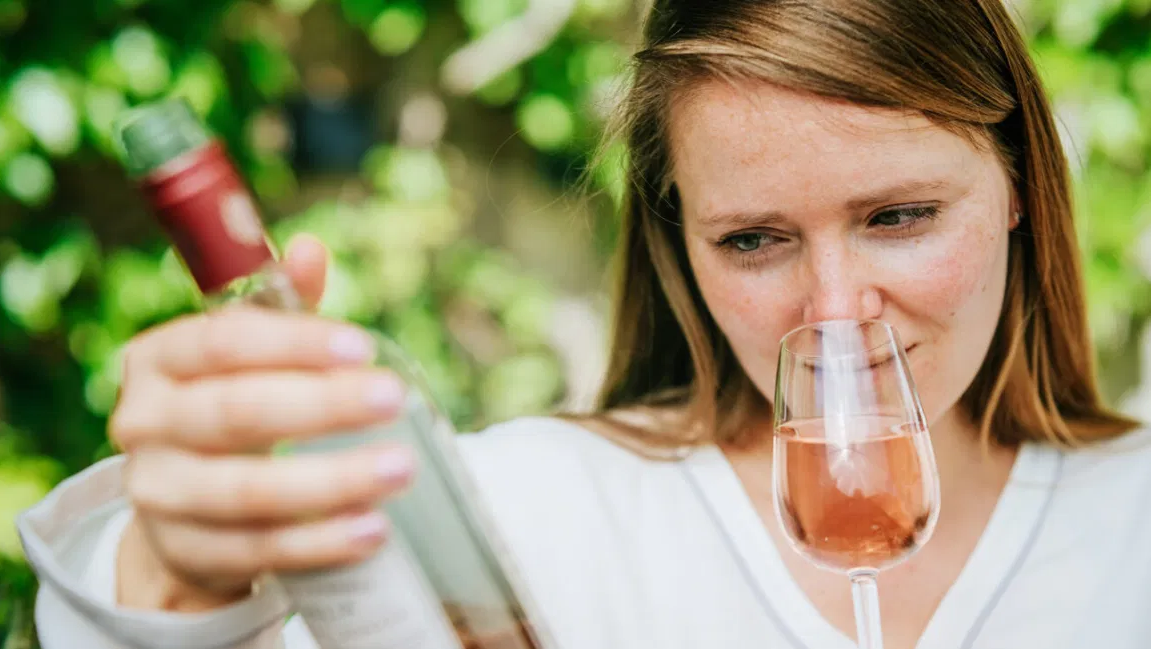 شرب الكحول و خطر الإصابة بسرطان الثدي - أظهرت الأبحاث أن شرب الكحول يُزيد من خطر الإصابة بسرطان الثدي، فكيف تخفف من خطر الإصابة؟