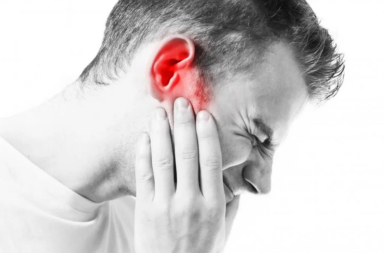 ما أسباب نزف الأذن ؟ بعض الأسباب المحتملة لخروج الدم من أذنك - هل تجب عليك رؤية الطبيب مباشرة في حال إصابتك بنزيف في الأذن؟