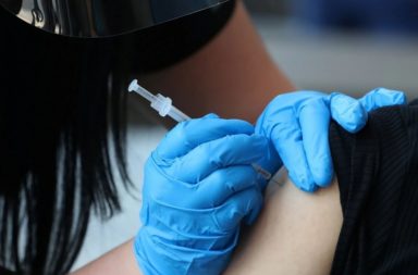 ما سبب ارتفاع عدد الإصابات بفيروس كورونا بين الحاصلين على اللقاح في المملكة المتحدة ؟ لماذا يصاب بعض البشر بفيروس كورونا رغم أخذهم أحد اللقاحات؟