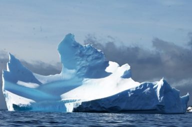 في حال ذوبان القمم الجليدية في القطبين.. كم سيرتفع منسوب مياه المحيطات؟ - ارتفاع منسوب مياه المحيطات بسبب ذوبان بعض الجبال الجليدية العائمة