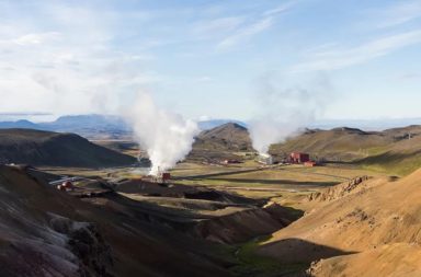 ما الأسرار الممكن معرفتها عن بركان كرافلا في أيسلندا؟ بركان كرافلا أحد عجائب آيسلندا الطبيعية المذهلة ببحيرته الكبيرة ذات المياه الفيروزية