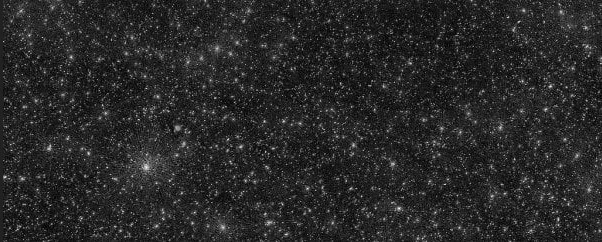 النقاط الصغيرة في هذه الصورة ليست نجومًا أو مجرات، بل ثقوب سوداء!
