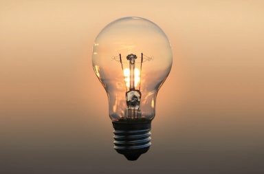 يعود الفضل في اختراع المصباح المتوهج إلى العديد من المخترعين المعروفين والمهندسين والعلماء من جميع أنحاء العالم؛ التاريخ الحقيقي للمصباح المتوهج
