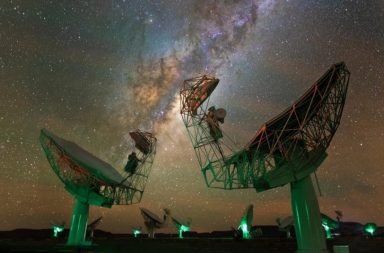 اكتشف باحثون حلقات مضيئة في السماء تسمى الحلقات الراديوية الشاذة رصدوها باستخدام «تلسكوب مصفوفة الكيلومتر المربع الراديوي»