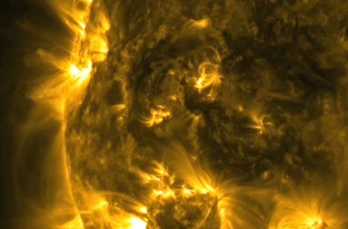 كثيرًا ما تدهشنا الصور الملتقطة للشمس، إلا أن هناك سؤالًا ربما تبادر لأذهان البعض: ما سر النقاط الشمسية التي نراها؟ وهل لها علاقها بالمجال المغناطيسي للشمس؟
