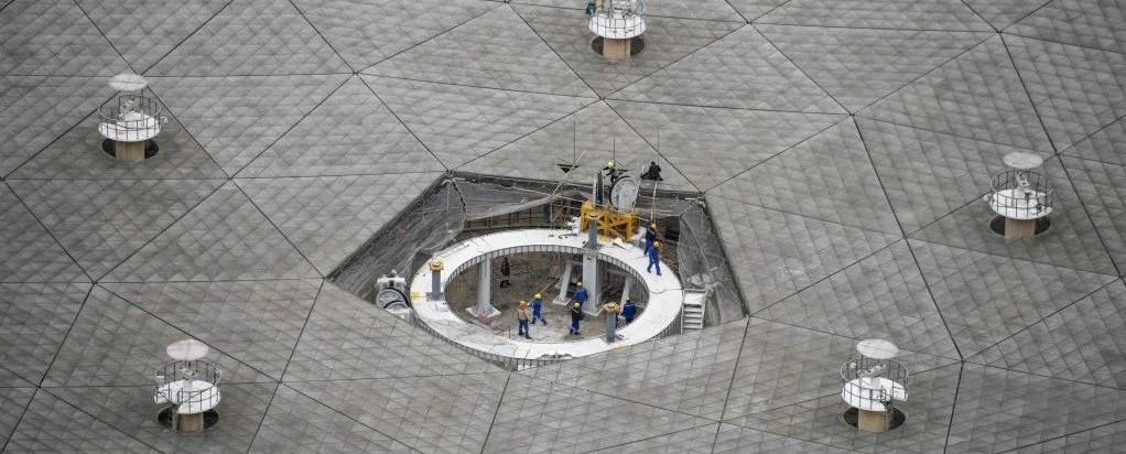 العمال يقومون بأعمال الصيانة لتلسكوب فاست في 13 ديسمبر 2020