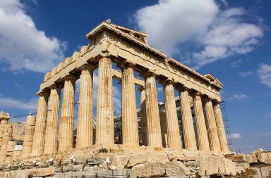 اهتمام الإغريق بالبساطة، والتناسب، والمنظور، والتناغم في مبانيهم. تعرف على الأنظمة المعمارية والمواد المستخدمة في العمارة الإغريقية