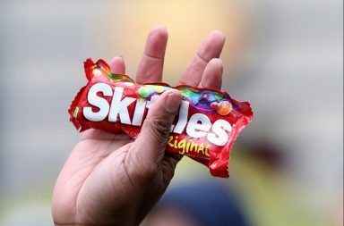 تزعم دعوى قضائية جديدة أن حلوى سكيتلز غير صالحة للاستهلاك البشري! وذلك لاحتوائها على مادة ضارة لم تصرح الشركة عنها للمستهلكين