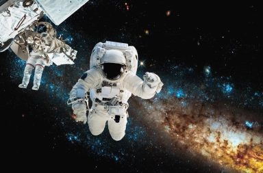 استكشاف الفضاء قد يُدر على الإنسان منافع كثيرة في مجالات كثيرة ومتعددة. نتعرف على بعض الأسباب الساحرة للاستمرار في استكشاف الفضاء