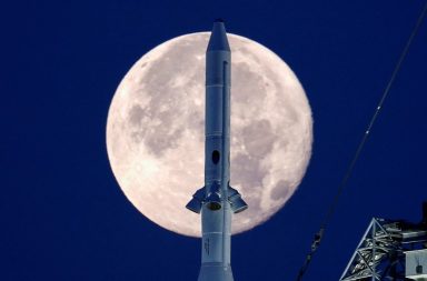عمل العلماء على تأجيل إطلاق صاروخ أرتيمس-1 بسبب أعطال تقنية. ما يزال الصاروخ مهيأً وفيه بعض الوقود ليستطيع الفريق المسؤول إجراء المزيد من الاختبارات
