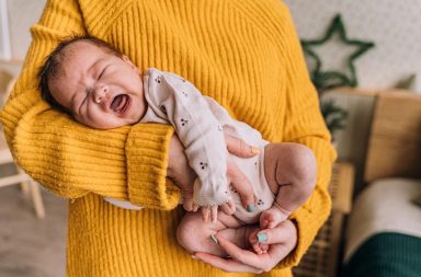 لماذا يبكي الأطفال كثيرًا؟ ما هي الطريقة المثلى لإيقاف بكاء الطفل؟ كيف يمكنني إيقاف طفلي عن البكاء لبضع ساعات لأحظى بقسط من الراحة؟