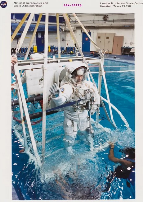 سفينة فضائية في حوض مائي للتدريب على المشي في بيئة انعدام الجاذبية