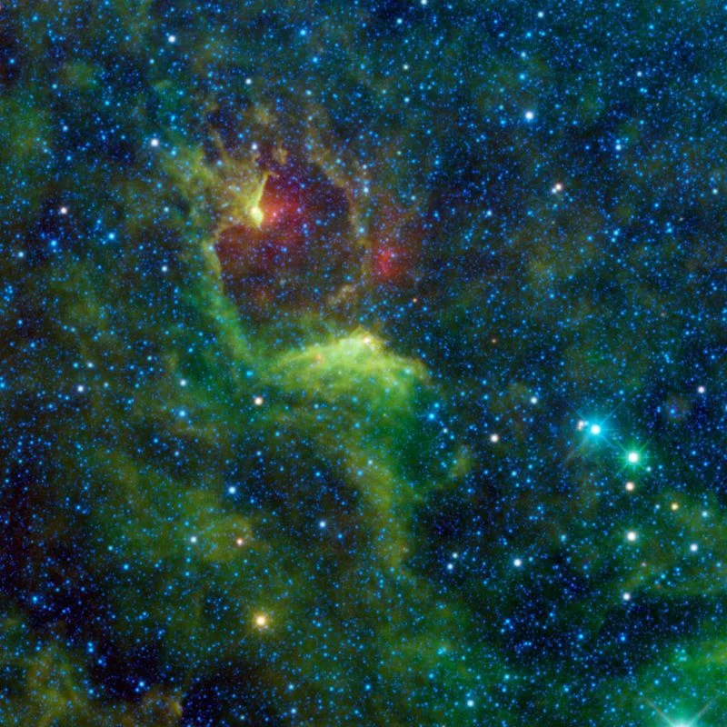 صورة النجم ابسيلون كروسيس الذي يبدو لامعًا أزرق وهو نجم من النوع k يقع في كوكبة الصليب الجنوبية. 