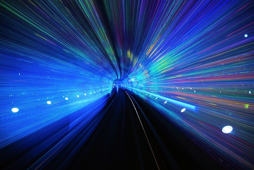 كيف حسب العلماء سرعة الصوت وسرعة الضوء؟